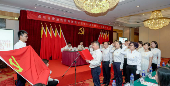 奋斗新时代 共立异绚烂