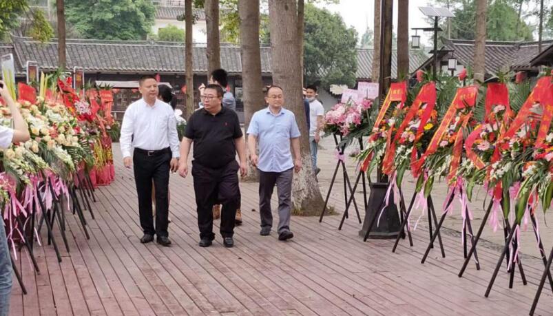 玩彩网集团向导出席战旗禧宴酒楼开业仪式