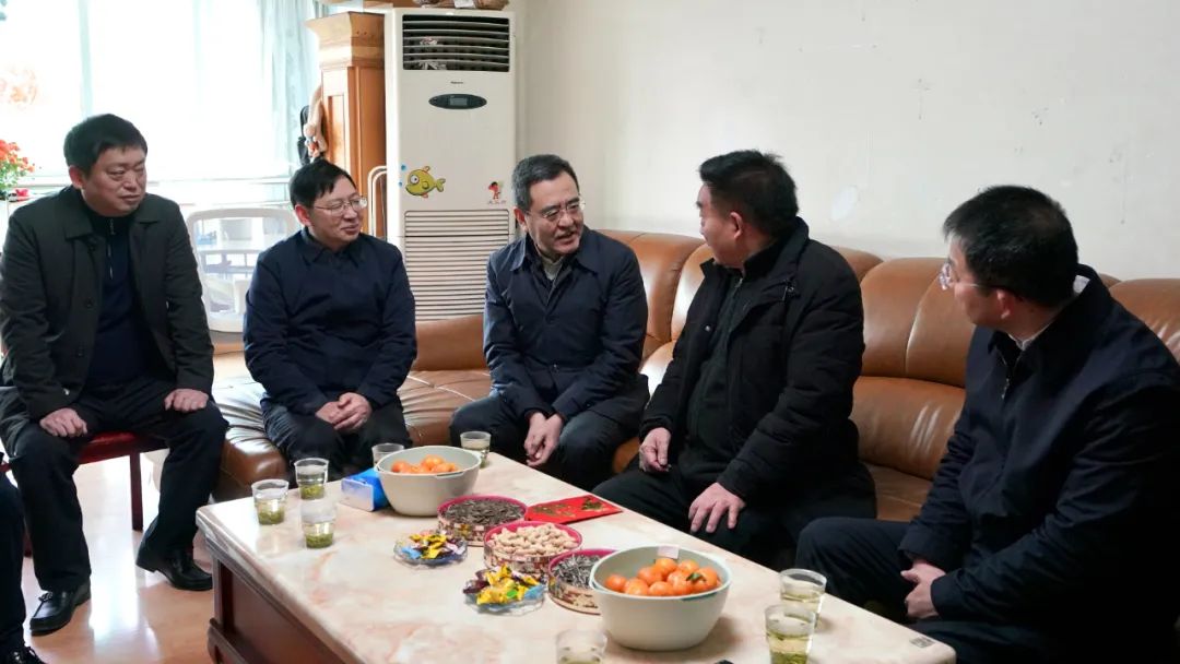 省国资委党委书记、主任冯文生等向导走访慰问省玩彩网集团老党员、老干部