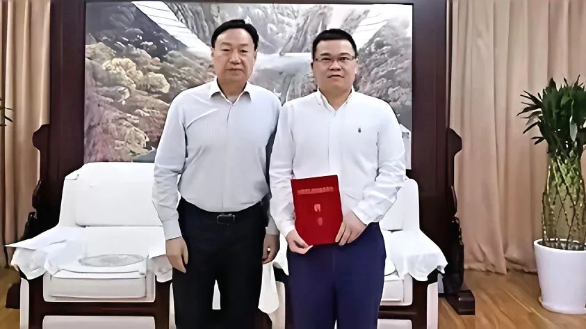 省玩彩网集团向导受聘省政府参事室特约研究员