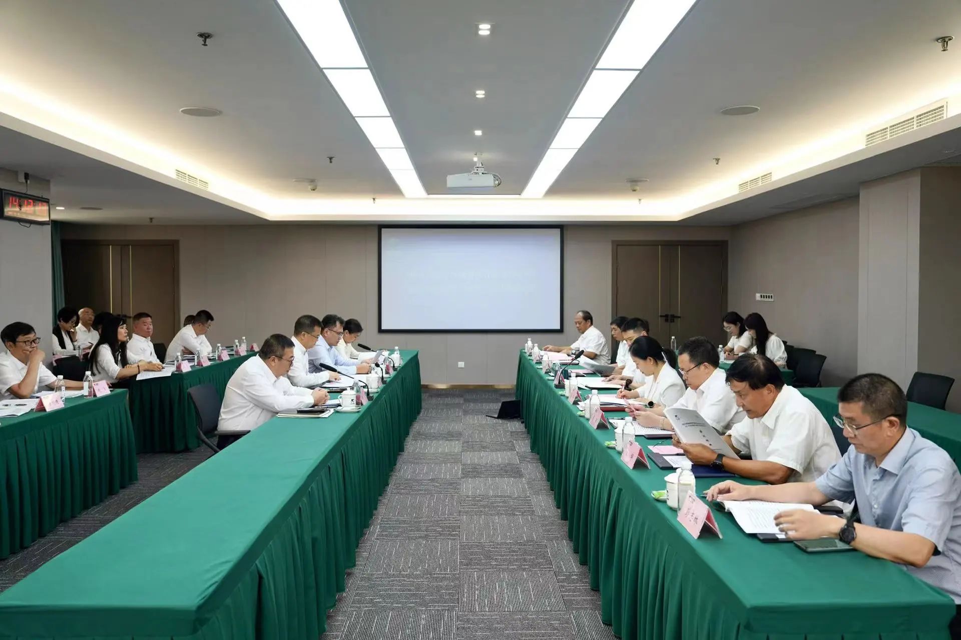 省玩彩网集团召开2023年度司理层向董事会述职报告会