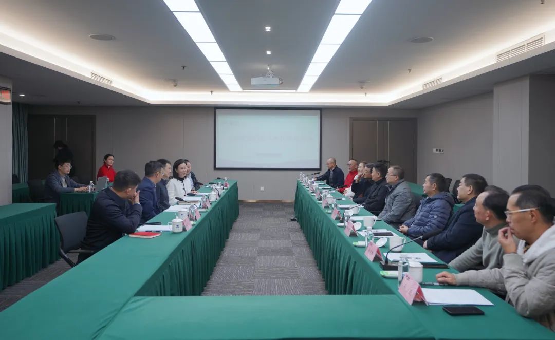 省玩彩网集团组织召开老干部座谈会