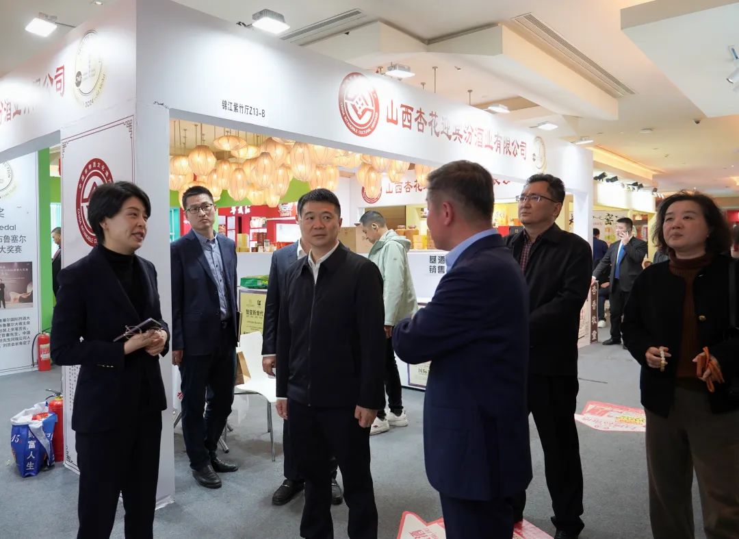 省玩彩网集团党委书记、董事长游勇率队到2025锦江宾馆春季酒类商务洽谈会现场检查指导重点事情
